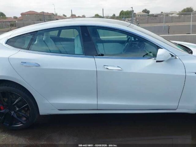 Белый Тесла Модель С, объемом двигателя 0 л и пробегом 118 тыс. км за 4700 $, фото 5 на Automoto.ua