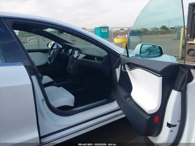 Белый Тесла Модель С, объемом двигателя 0 л и пробегом 118 тыс. км за 4700 $, фото 9 на Automoto.ua