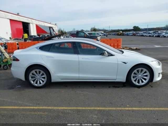 Белый Тесла Модель С, объемом двигателя 0 л и пробегом 51 тыс. км за 4800 $, фото 12 на Automoto.ua