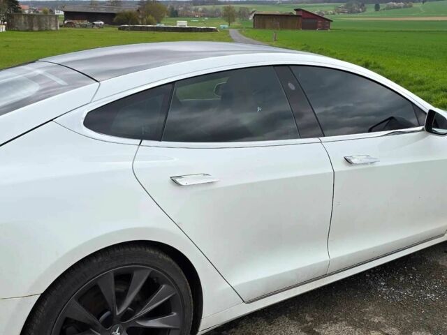 Белый Тесла Модель С, объемом двигателя 0 л и пробегом 128 тыс. км за 16600 $, фото 7 на Automoto.ua