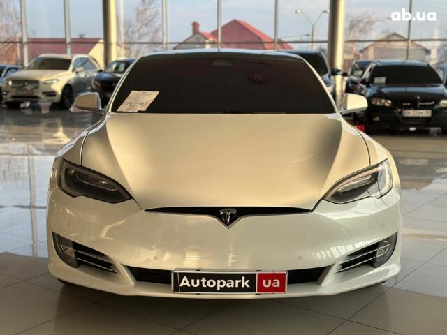 Белый Тесла Модель С, объемом двигателя 1 л и пробегом 95 тыс. км за 28990 $, фото 1 на Automoto.ua