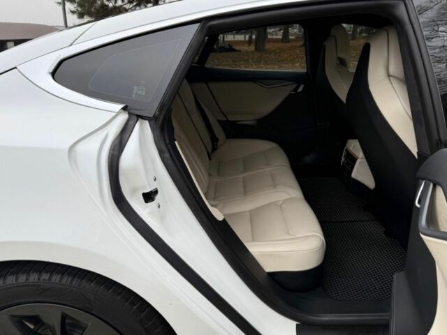 Белый Тесла Модель С, объемом двигателя 0 л и пробегом 54 тыс. км за 25600 $, фото 14 на Automoto.ua