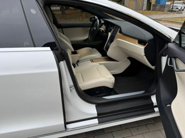 Белый Тесла Модель С, объемом двигателя 0 л и пробегом 54 тыс. км за 25600 $, фото 19 на Automoto.ua