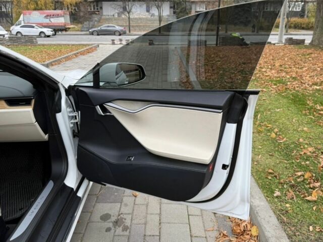 Белый Тесла Модель С, объемом двигателя 0 л и пробегом 54 тыс. км за 25600 $, фото 17 на Automoto.ua