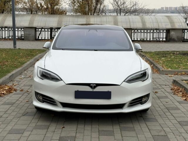 Белый Тесла Модель С, объемом двигателя 0 л и пробегом 54 тыс. км за 25600 $, фото 1 на Automoto.ua