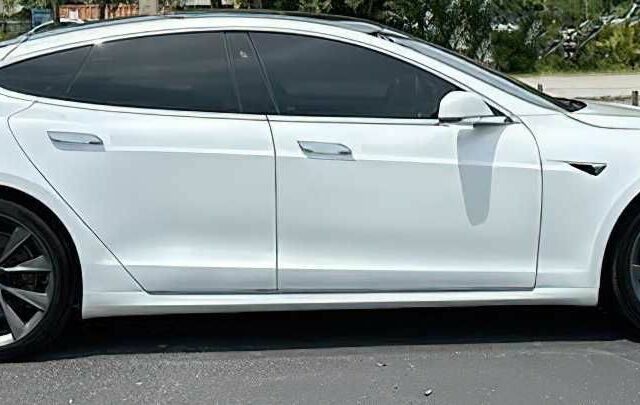 Белый Тесла Модель С, объемом двигателя 0 л и пробегом 30 тыс. км за 30000 $, фото 1 на Automoto.ua