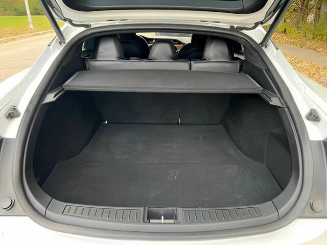 Белый Тесла Модель С, объемом двигателя 0 л и пробегом 45 тыс. км за 13300 $, фото 12 на Automoto.ua