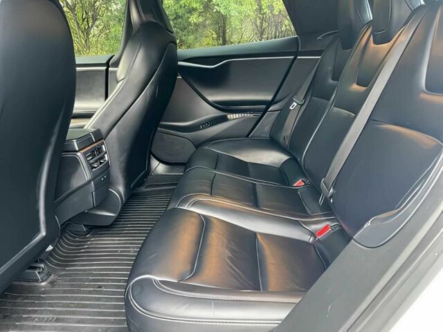 Белый Тесла Модель С, объемом двигателя 0 л и пробегом 45 тыс. км за 13300 $, фото 10 на Automoto.ua