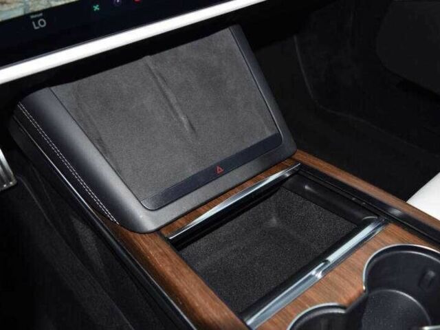 Білий Тесла Модель С, об'ємом двигуна 0 л та пробігом 18 тис. км за 19000 $, фото 5 на Automoto.ua