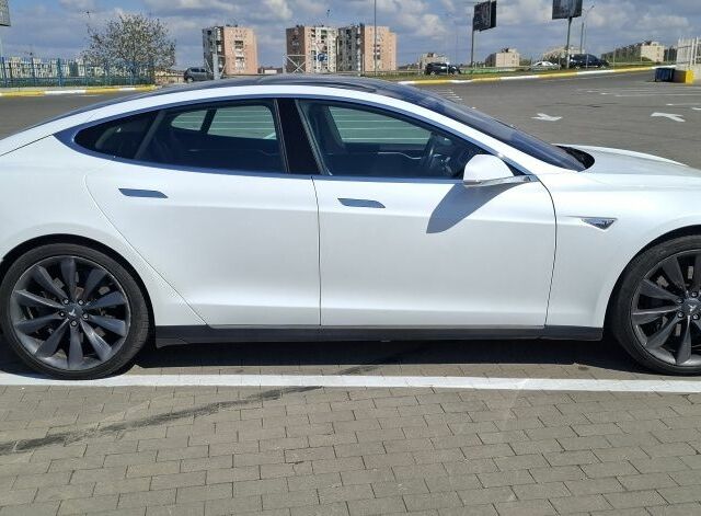 Белый Тесла Модель С, объемом двигателя 0 л и пробегом 276 тыс. км за 12500 $, фото 3 на Automoto.ua