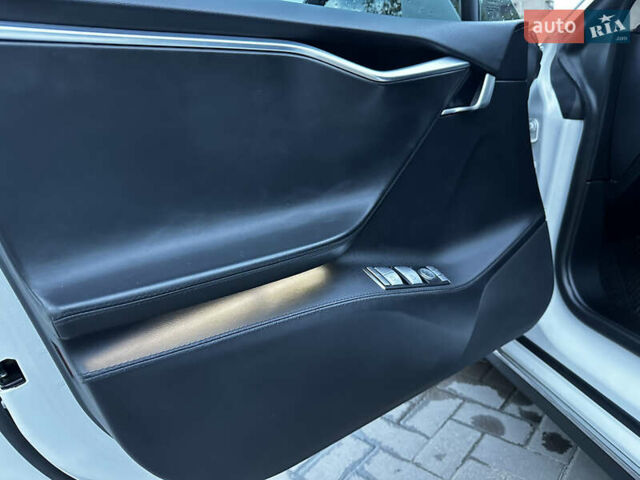 Белый Тесла Модель С, объемом двигателя 0 л и пробегом 172 тыс. км за 21750 $, фото 6 на Automoto.ua