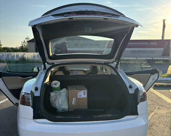 Белый Тесла Модель С, объемом двигателя 0 л и пробегом 178 тыс. км за 15500 $, фото 38 на Automoto.ua