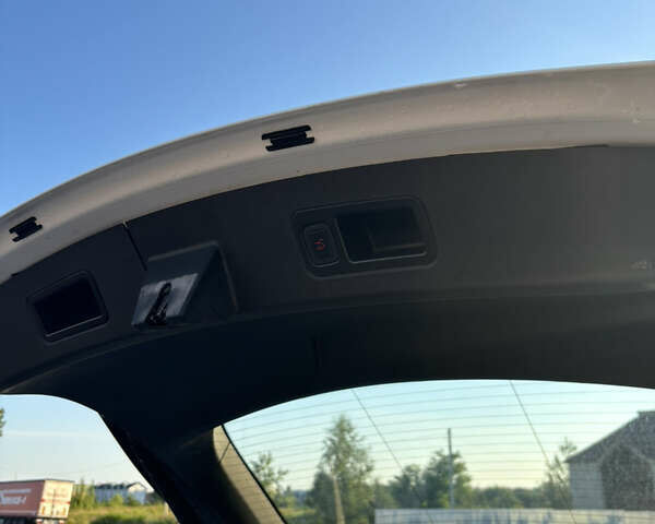 Белый Тесла Модель С, объемом двигателя 0 л и пробегом 178 тыс. км за 15500 $, фото 39 на Automoto.ua