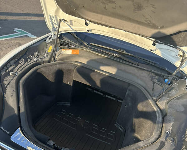 Белый Тесла Модель С, объемом двигателя 0 л и пробегом 178 тыс. км за 15500 $, фото 9 на Automoto.ua