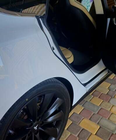 Белый Тесла Модель С, объемом двигателя 0 л и пробегом 161 тыс. км за 15100 $, фото 3 на Automoto.ua