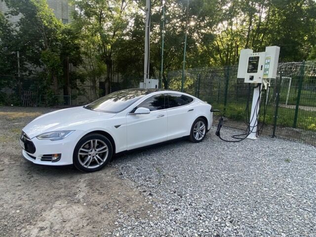 Белый Тесла Модель С, объемом двигателя 5.6 л и пробегом 305 тыс. км за 12700 $, фото 1 на Automoto.ua