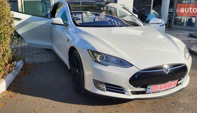 Белый Тесла Модель С, объемом двигателя 0 л и пробегом 159 тыс. км за 14950 $, фото 2 на Automoto.ua