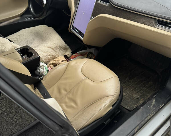 Белый Тесла Модель С, объемом двигателя 0 л и пробегом 150 тыс. км за 11499 $, фото 7 на Automoto.ua