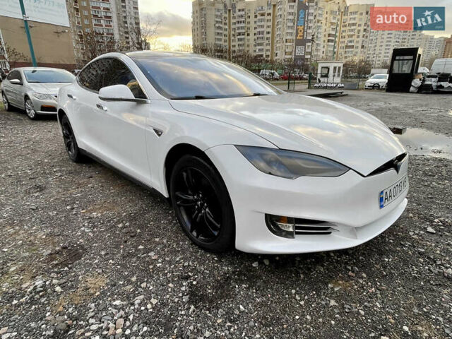 Белый Тесла Модель С, объемом двигателя 0 л и пробегом 210 тыс. км за 13100 $, фото 5 на Automoto.ua