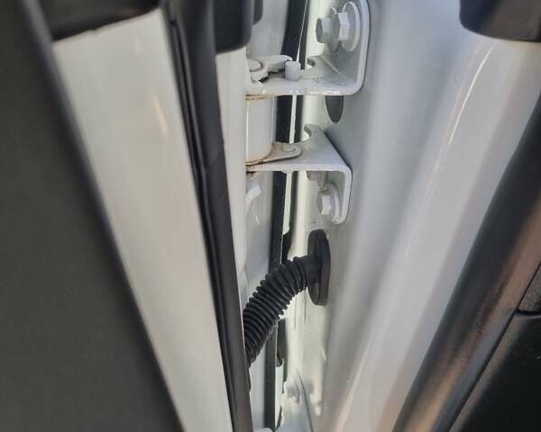 Белый Тесла Модель С, объемом двигателя 0 л и пробегом 190 тыс. км за 13200 $, фото 13 на Automoto.ua