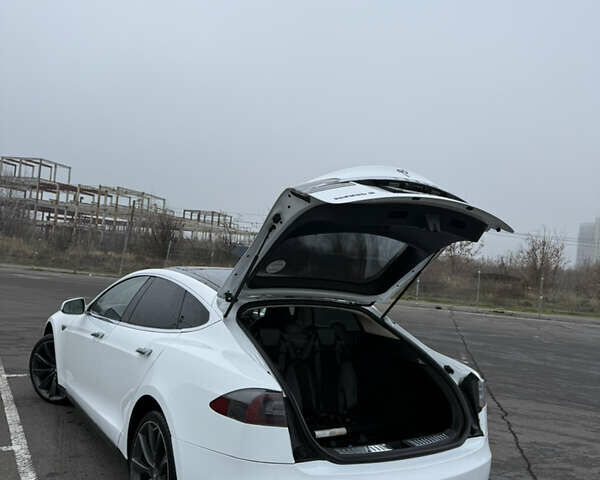 Белый Тесла Модель С, объемом двигателя 0 л и пробегом 118 тыс. км за 12000 $, фото 24 на Automoto.ua