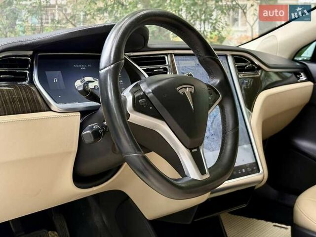 Белый Тесла Модель С, объемом двигателя 0 л и пробегом 103 тыс. км за 14600 $, фото 53 на Automoto.ua