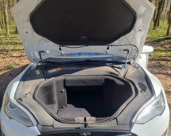 Белый Тесла Модель С, объемом двигателя 0 л и пробегом 190 тыс. км за 13200 $, фото 27 на Automoto.ua