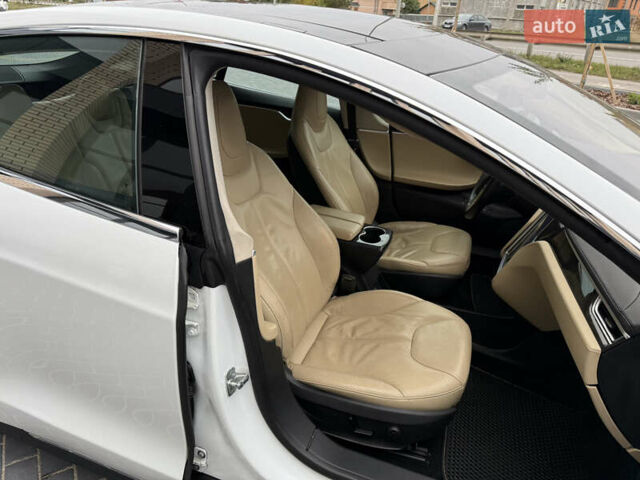 Білий Тесла Модель С, об'ємом двигуна 0 л та пробігом 113 тис. км за 12500 $, фото 12 на Automoto.ua