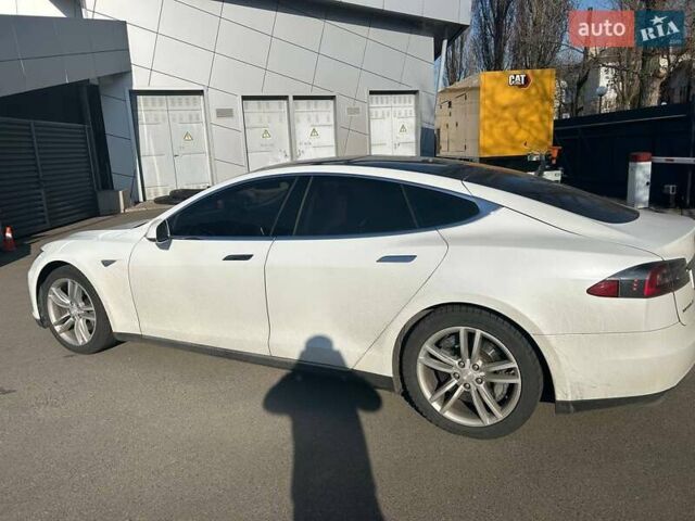 Белый Тесла Модель С, объемом двигателя 0 л и пробегом 126 тыс. км за 12000 $, фото 3 на Automoto.ua