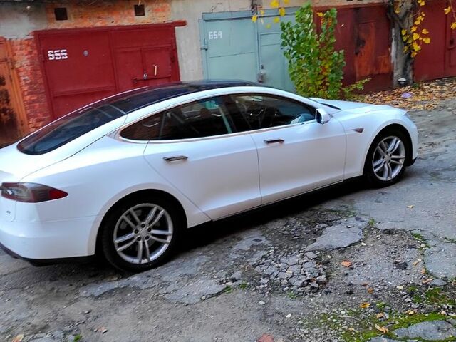 Білий Тесла Модель С, об'ємом двигуна 0 л та пробігом 197 тис. км за 11000 $, фото 4 на Automoto.ua