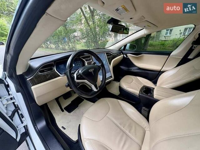 Белый Тесла Модель С, объемом двигателя 0 л и пробегом 103 тыс. км за 14600 $, фото 65 на Automoto.ua