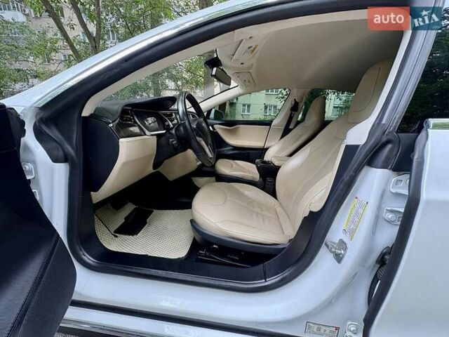 Белый Тесла Модель С, объемом двигателя 0 л и пробегом 103 тыс. км за 14600 $, фото 59 на Automoto.ua