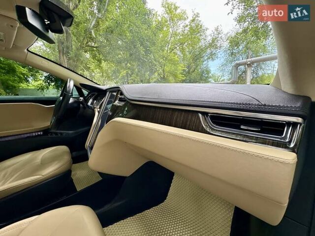 Белый Тесла Модель С, объемом двигателя 0 л и пробегом 103 тыс. км за 14600 $, фото 100 на Automoto.ua