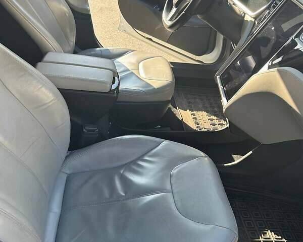 Белый Тесла Модель С, объемом двигателя 0 л и пробегом 126 тыс. км за 12000 $, фото 5 на Automoto.ua