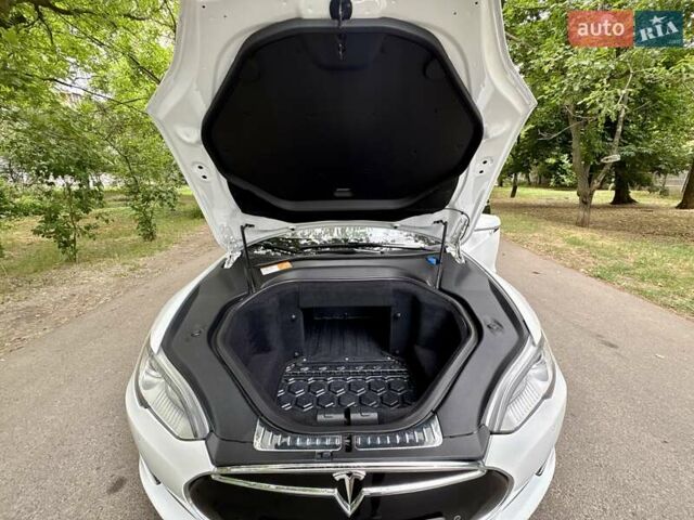Белый Тесла Модель С, объемом двигателя 0 л и пробегом 103 тыс. км за 14600 $, фото 110 на Automoto.ua