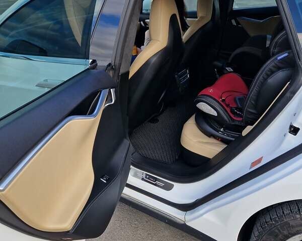 Белый Тесла Модель С, объемом двигателя 0 л и пробегом 201 тыс. км за 11500 $, фото 12 на Automoto.ua