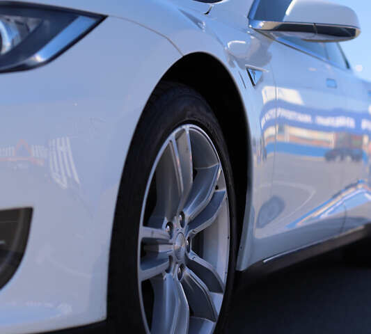 Білий Тесла Модель С, об'ємом двигуна 0 л та пробігом 130 тис. км за 22500 $, фото 12 на Automoto.ua