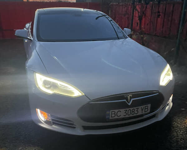 Белый Тесла Модель С, объемом двигателя 0 л и пробегом 158 тыс. км за 15000 $, фото 1 на Automoto.ua