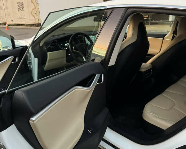 Білий Тесла Модель С, об'ємом двигуна 0 л та пробігом 108 тис. км за 14200 $, фото 9 на Automoto.ua