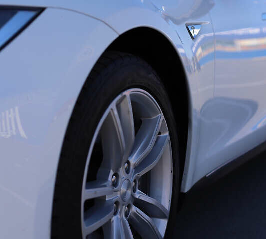 Білий Тесла Модель С, об'ємом двигуна 0 л та пробігом 130 тис. км за 22500 $, фото 13 на Automoto.ua