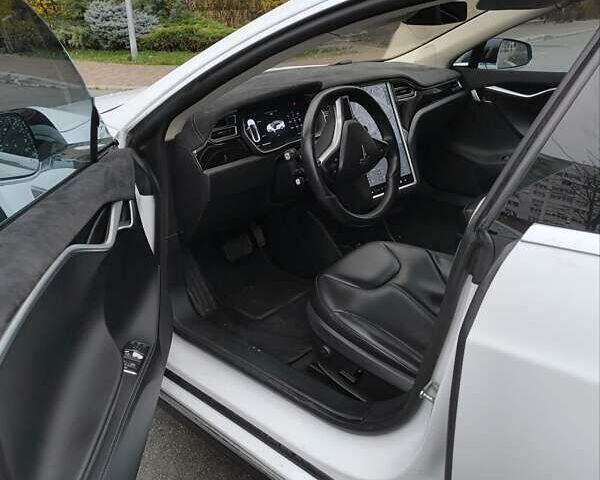 Белый Тесла Модель С, объемом двигателя 0 л и пробегом 116 тыс. км за 16000 $, фото 2 на Automoto.ua