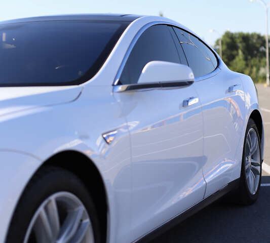 Білий Тесла Модель С, об'ємом двигуна 0 л та пробігом 130 тис. км за 22500 $, фото 47 на Automoto.ua