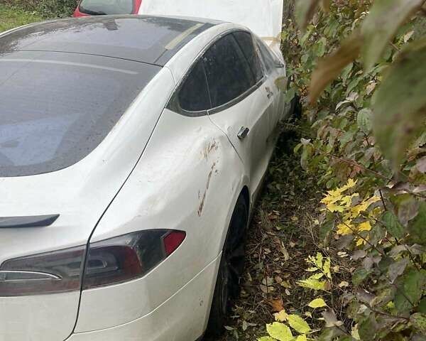 Белый Тесла Модель С, объемом двигателя 0 л и пробегом 170 тыс. км за 6200 $, фото 1 на Automoto.ua