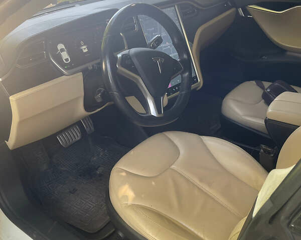 Білий Тесла Модель С, об'ємом двигуна 0 л та пробігом 150 тис. км за 16500 $, фото 2 на Automoto.ua