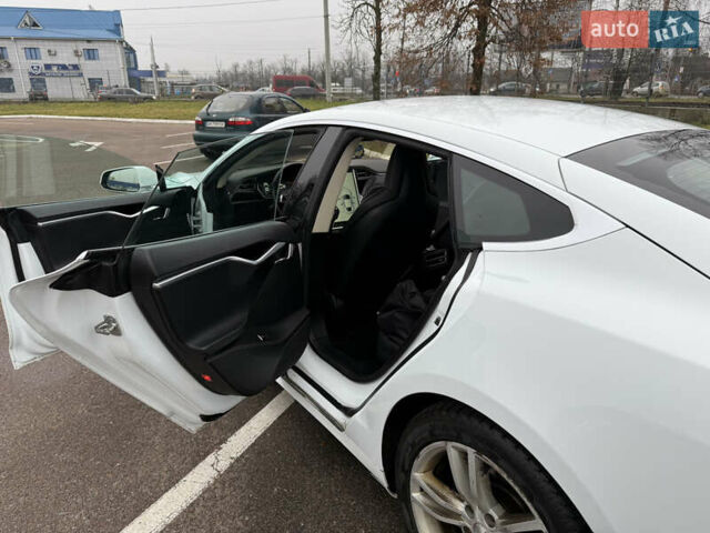 Белый Тесла Модель С, объемом двигателя 0 л и пробегом 217 тыс. км за 11200 $, фото 3 на Automoto.ua
