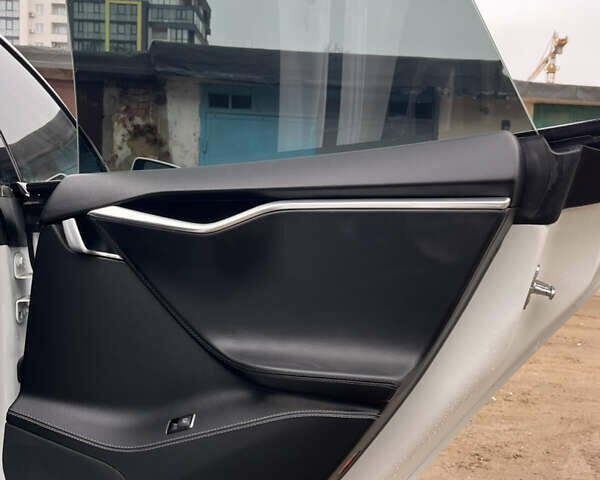 Белый Тесла Модель С, объемом двигателя 0 л и пробегом 162 тыс. км за 13990 $, фото 17 на Automoto.ua