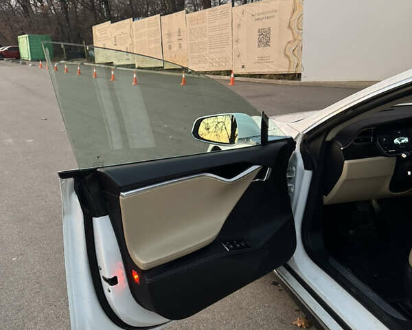 Білий Тесла Модель С, об'ємом двигуна 0 л та пробігом 108 тис. км за 14200 $, фото 7 на Automoto.ua