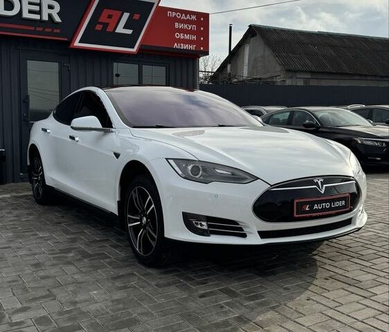 Белый Тесла Модель С, объемом двигателя 0 л и пробегом 189 тыс. км за 15700 $, фото 1 на Automoto.ua