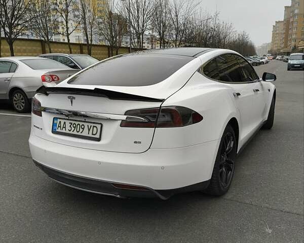 Белый Тесла Модель С, объемом двигателя 0 л и пробегом 116 тыс. км за 16000 $, фото 5 на Automoto.ua