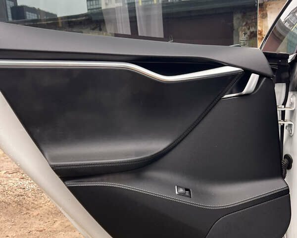 Белый Тесла Модель С, объемом двигателя 0 л и пробегом 162 тыс. км за 13990 $, фото 23 на Automoto.ua